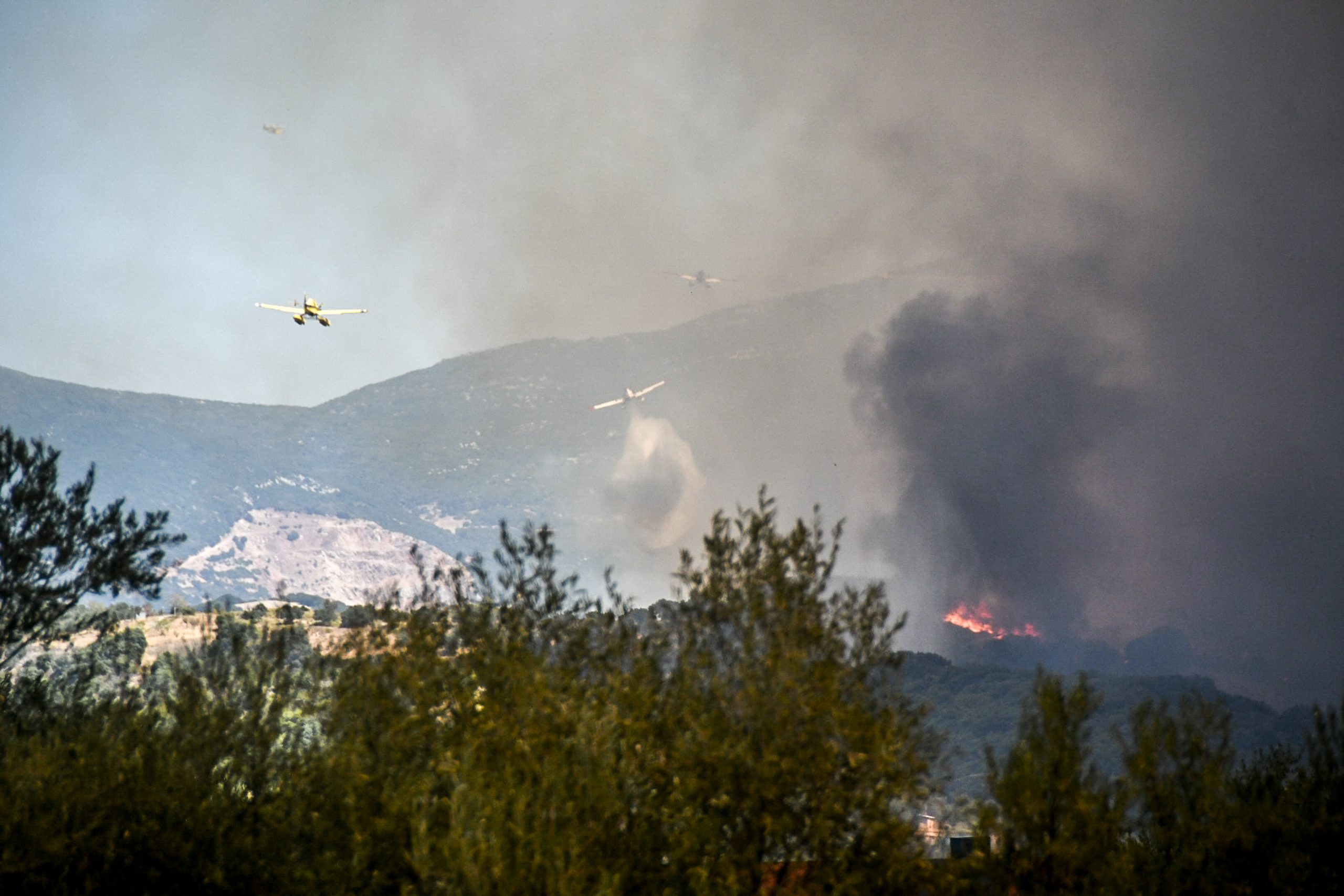 Ανεξέλεγκτη φωτιά στην Αχαΐα – Μπαράζ εκκενώσεων οικισμών – Δίπλα στα σπίτια οι φλόγες