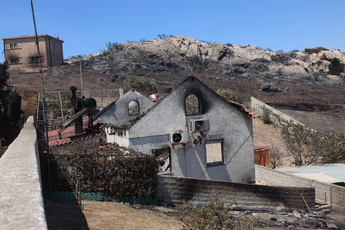 Ερείπια και στάχτες στην Κερατέα από την καταστροφική πυρκαγιά – Καταγγελίες για εμπρησμό – Ειδική πλατφόρμα για διαμονή πληγέντων