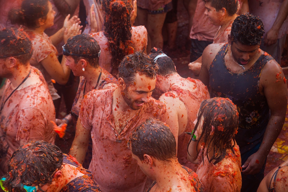 La Tomatina: Ένας «πόλεμος» από 120 τόνους ντομάτας πλημμύρισε τους δρόμους της Ισπανίας
