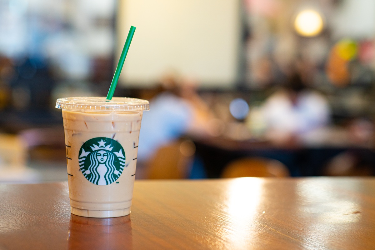 Τα Starbucks επενδύουν στην ευεξία με ροφήματα καρύδας – Σε ποια καταστήματα ξεκινά η δοκιμή