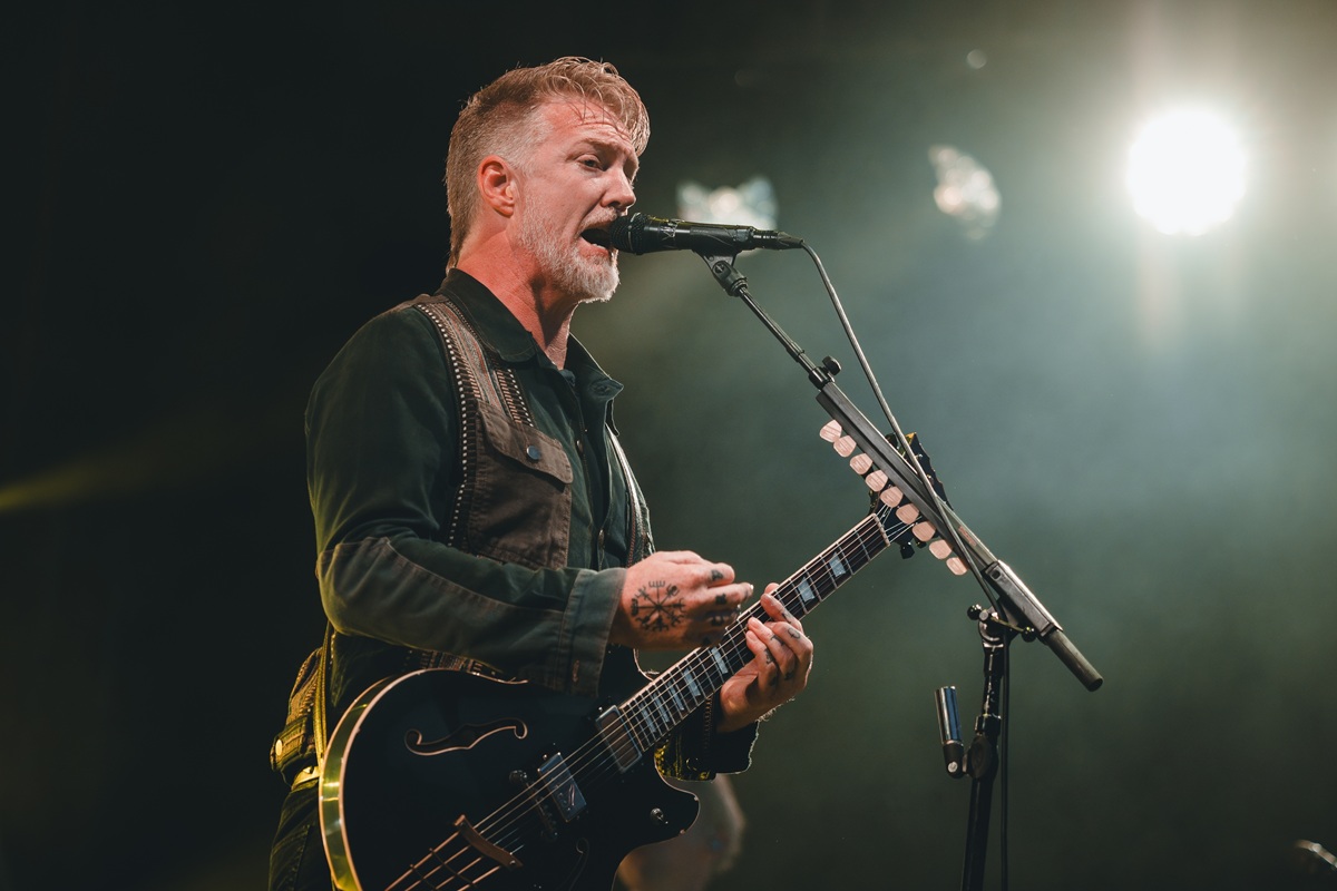 Ο Τζος Χόμι των Queens Of The Stone Age σχεδιάζει «οδοιπορικό» στα σπίτια των Arctic Monkeys