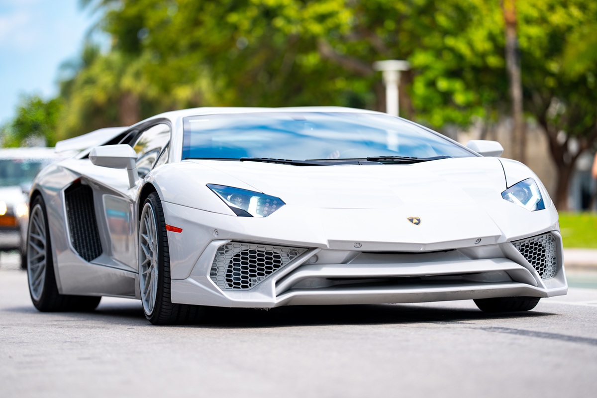 Ο CEO της Lamborghini προειδοποιεί: «Ακόμα και οι εκατομμυριούχοι μετρούν κάθε δολάριο»