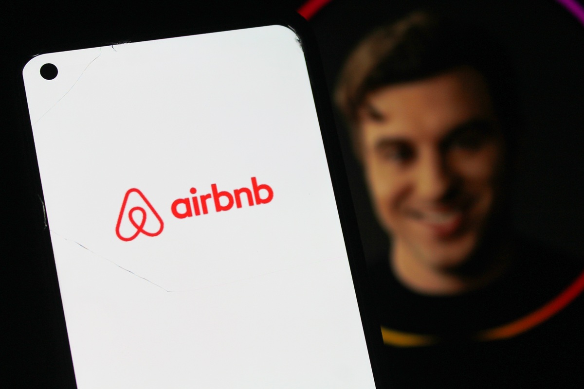 Airbnb CEO Brian Chesky: «Προσλαμβάνω, απολύω και προάγω προσωπικά 50 εργαζόμενους»