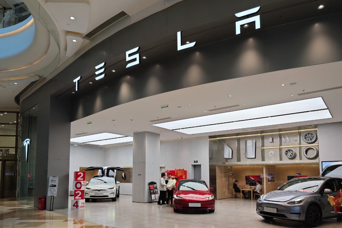 Tesla: Το στοίχημα για την αυτόνομη οδήγηση στην Ευρώπη – Πού «σκοντάφτει» η διαδικασία