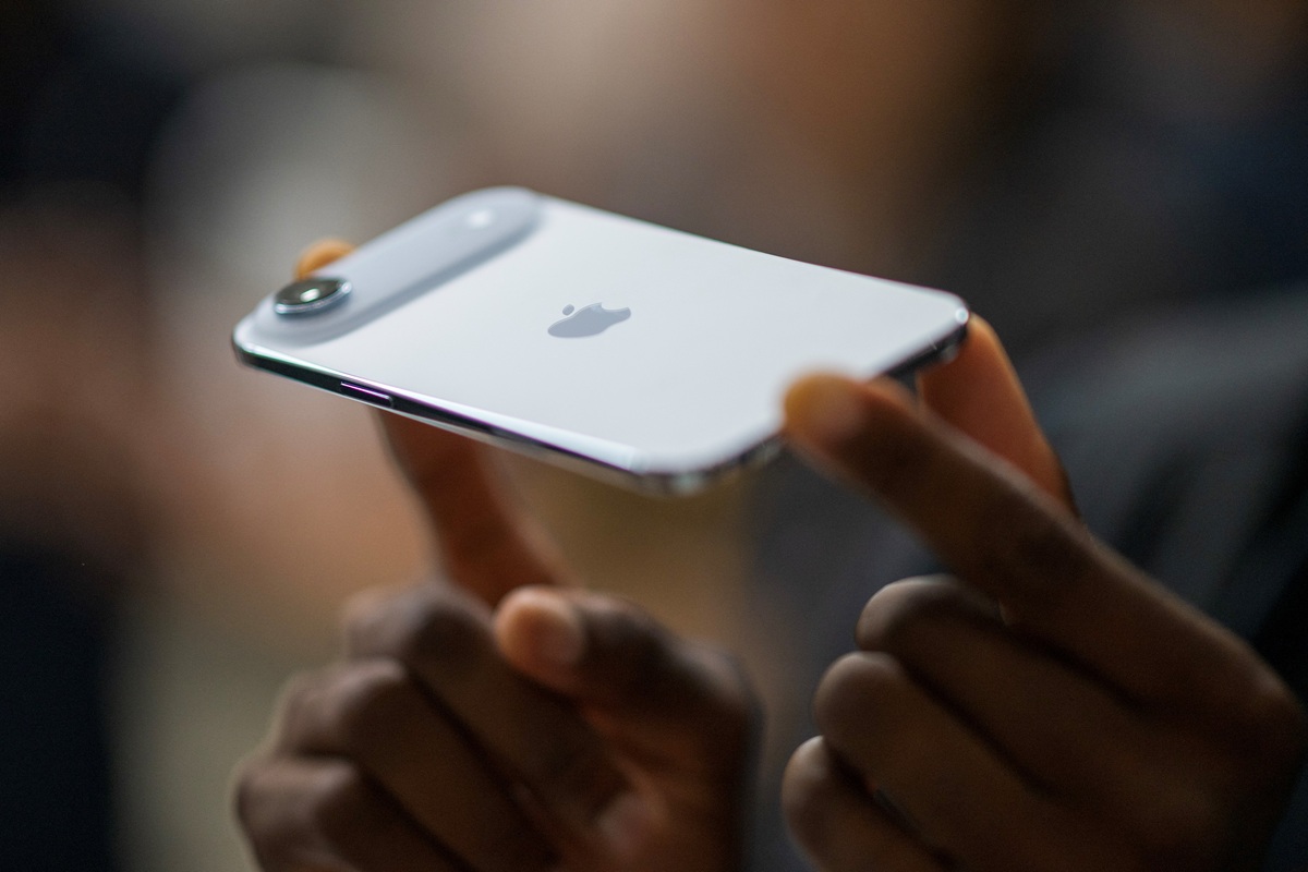 Πόσο λεπτό είναι το νέο iPhone Air που σχεδόν «εξαφανίζεται» στην τσέπη;