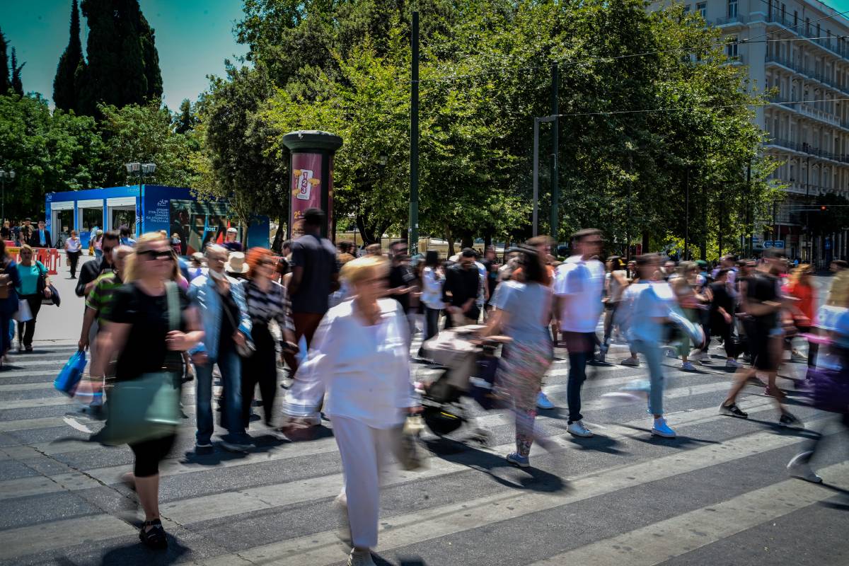 Μισθοί: Αυξήσεις για δημοσίους υπαλλήλους, ένστολους, χαμηλόμισθους – Τα σενάρια για τον κατώτατο