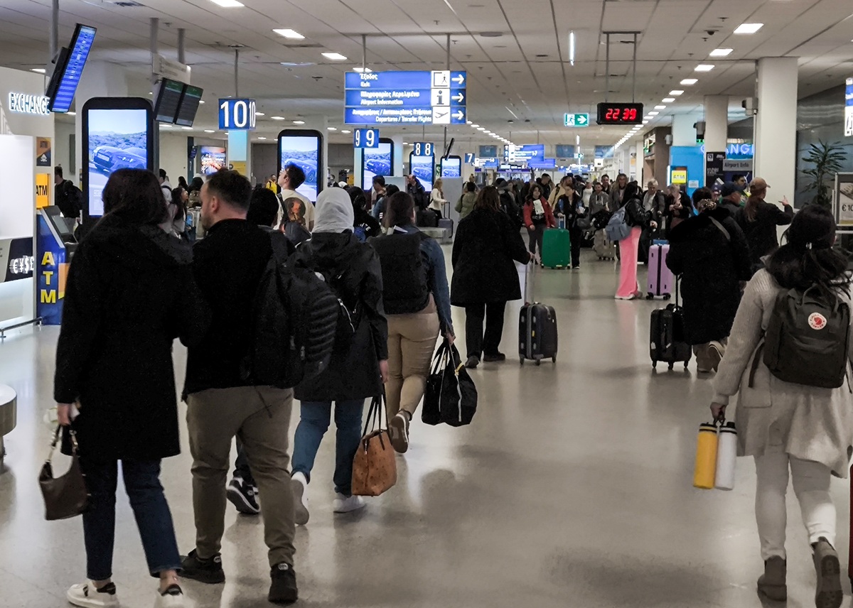 Ταλαιπωρία χωρίς τέλος στο αεροδρόμιο της Αθήνας: Συνεχίζονται οι καθυστερήσεις