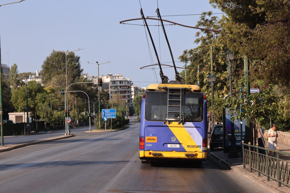 Πειραιάς: Άγρια επίθεση σε οδηγό τρόλεϊ από τρεις αγνώστους – Στο νοσοκομείο με τραύματα