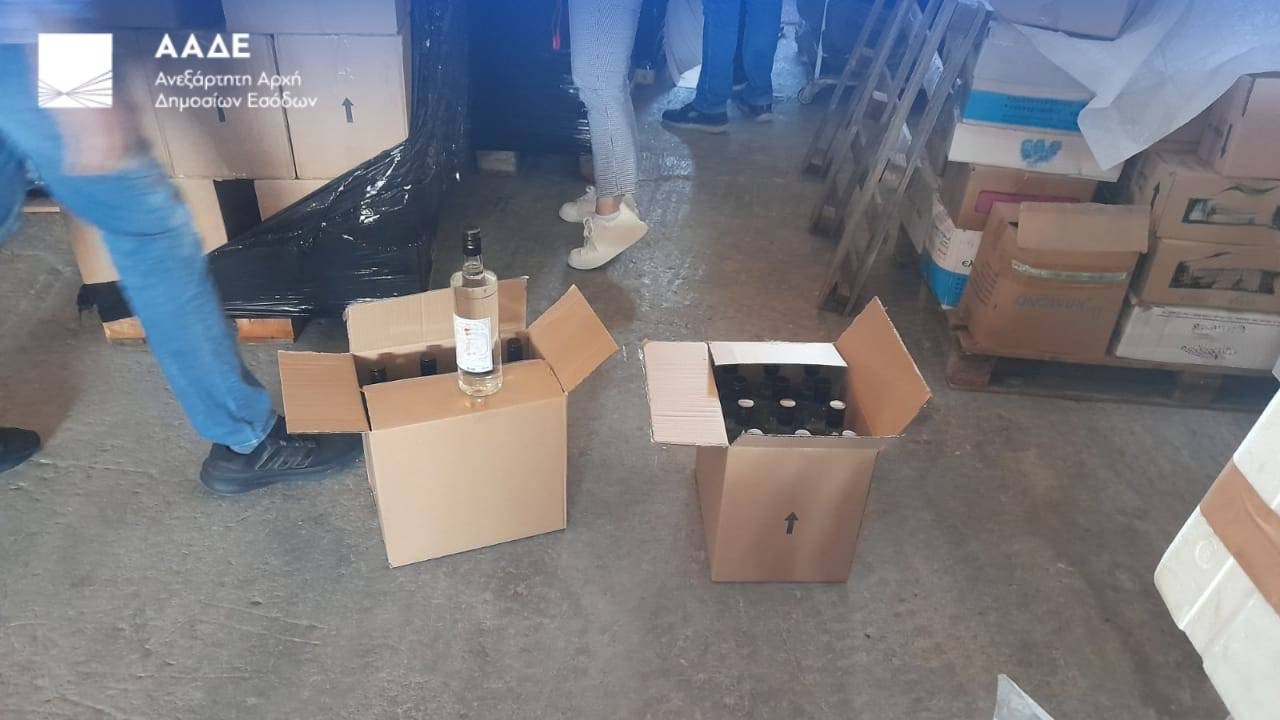 ΑΑΔΕ: Κατέσχεσε τεράστιες ποσότητες λαθραίων ποτών σε Αργολίδα και Κρήτη (vid)