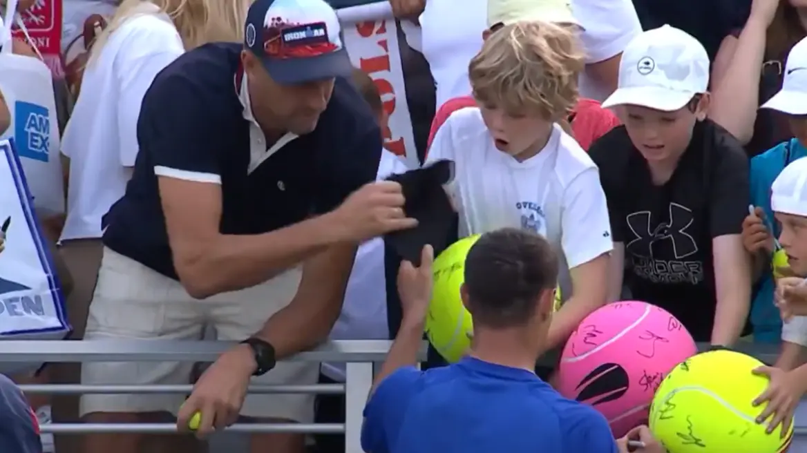 US Open: Σάλος με CEO που άρπαξε υπογεγραμμένο καπέλο από παιδί – Η απάντηση που εξόργισε (vid)