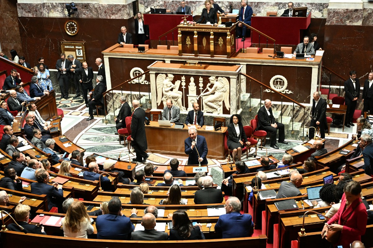 Σε πολιτικό αδιέξοδο η Γαλλία: Έπεσε η κυβέρνηση Μπαϊρού – Οι επιλογές Μακρόν και το ενδεχόμενο εκλογών
