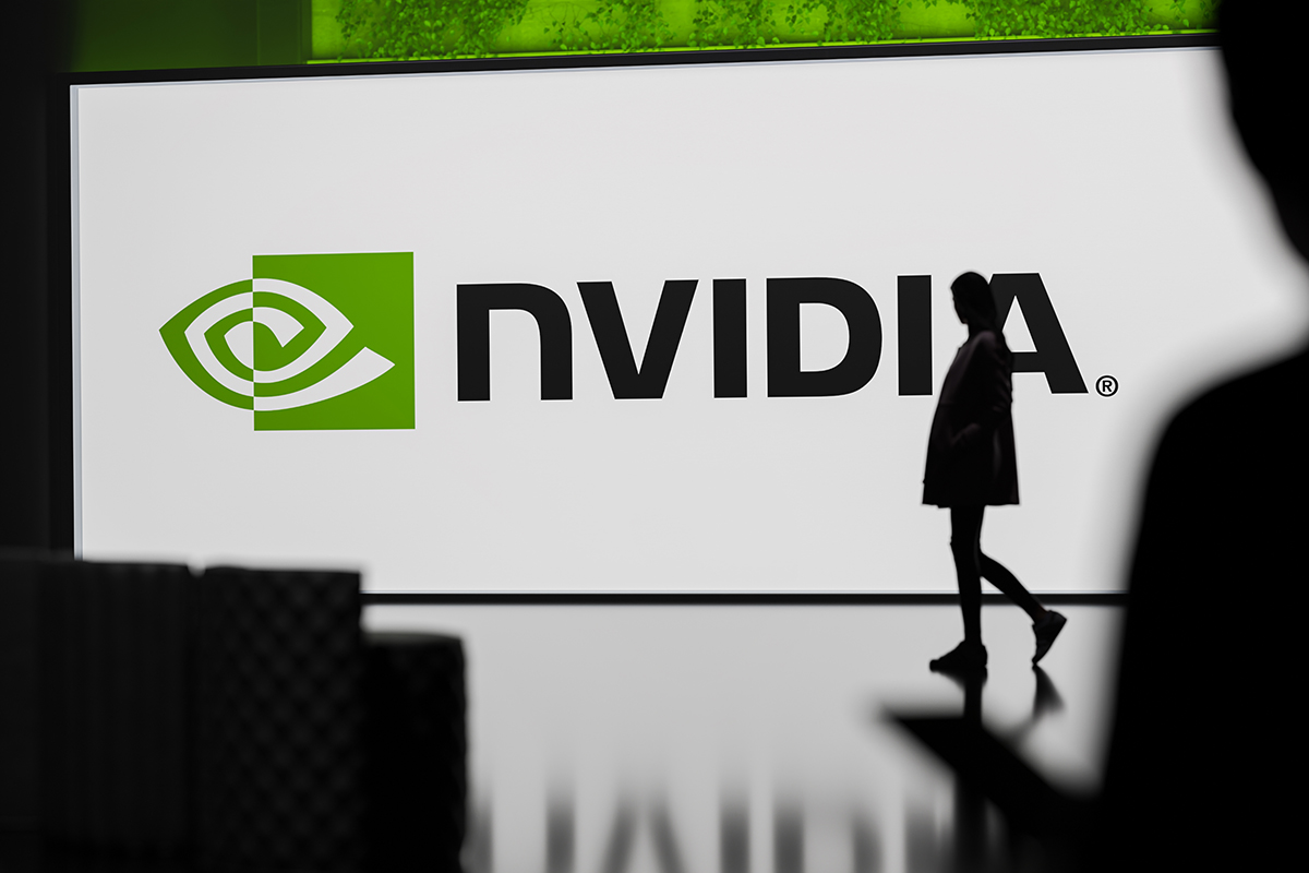 Nvidia: Αγγίζει τα 5 τρισ. δολάρια και αλλάζει τους κανόνες του παιχνιδιού στην τεχνητή νοημοσύνη