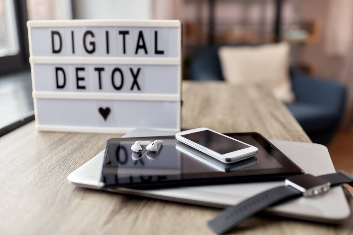 Digital detox: Τι συμβαίνει στον εγκέφαλο όταν κλείνεις το κινητό για 24 ώρες
