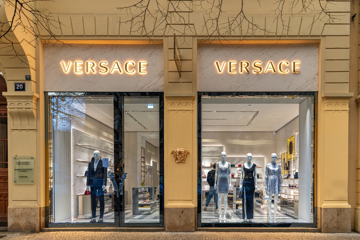 Νέα εποχή στη Versace: Η στρατηγική Μπερτέλι και το στοίχημα των 1,25 δισ. ευρώ