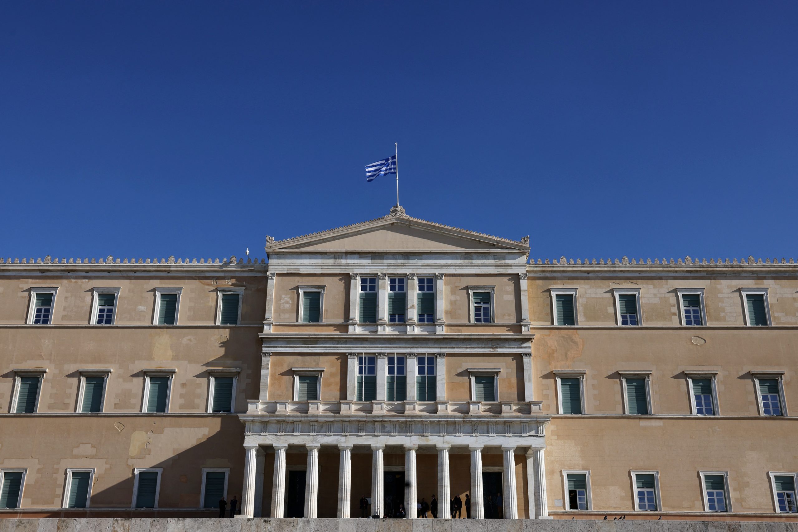 ΙΟΒΕ: Προβλέπει οριακά πιο χαμηλή ανάπτυξη το 2025-2026 – Οι προκλήσεις για την ελληνική οικονομία