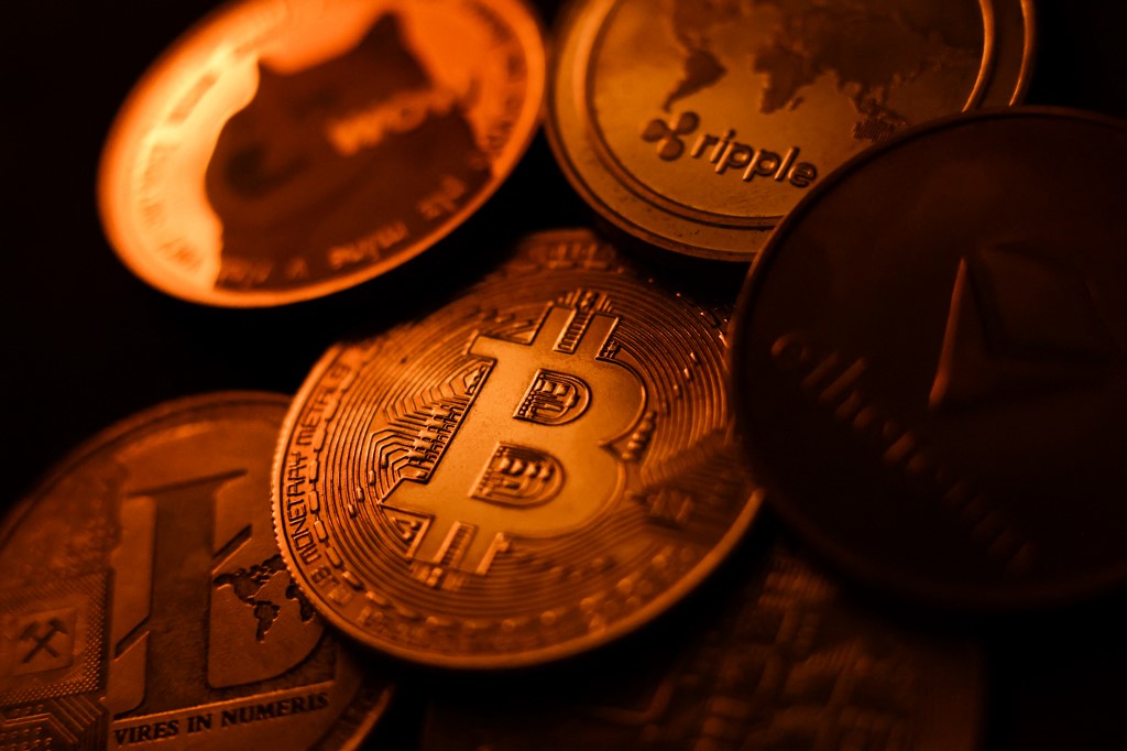 Altcoins σε κρίση: Οι θεσμικοί «ψηφίζουν» bitcoin και οι ιδιώτες εγκαταλείπουν