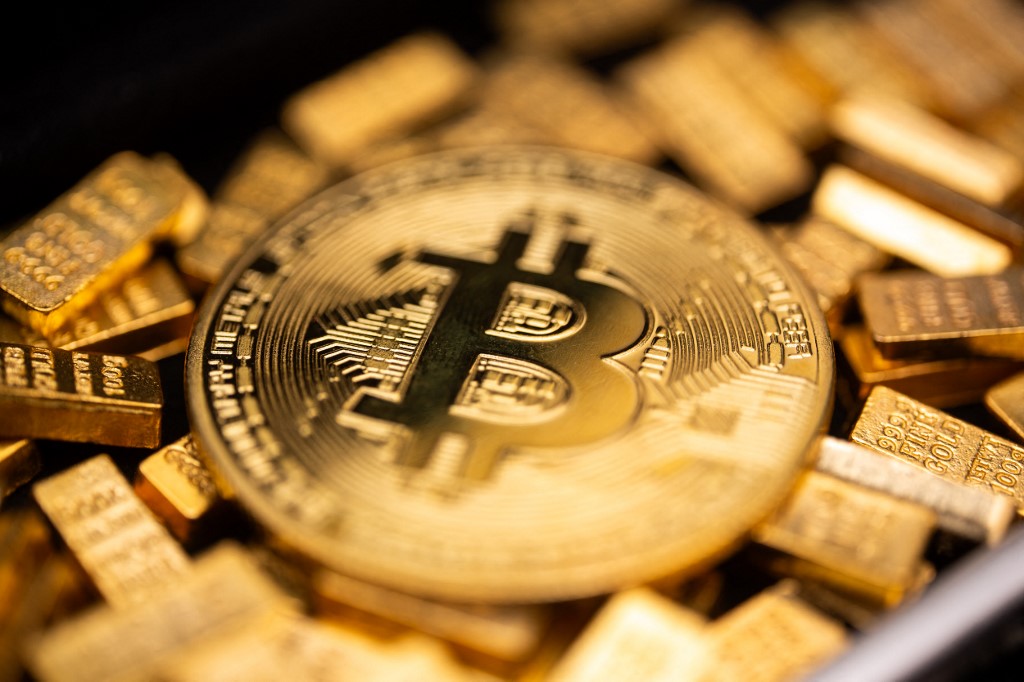Χρυσός vs Bitcoin: Το «ασφαλές καταφύγιο» κερδίζει το 2025, αλλά για πόσο;