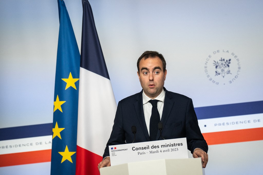 Η Γαλλία αναζητά σταθερότητα μέσα από απρόσμενες επιλογές – Αντιμέτωπη ήδη με δύο προτάσεις μομφής η κυβέρνηση Λεκορνί