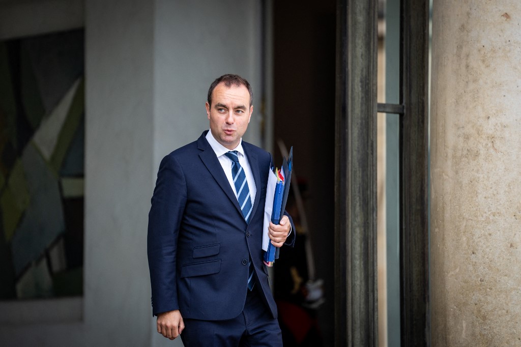 Η Γαλλία σε βέρτιγκο: Παραιτήθηκε ο πρωθυπουργός Σεμπαστιάν Λεκορνί – Βυθίζεται το Χρηματιστήριο