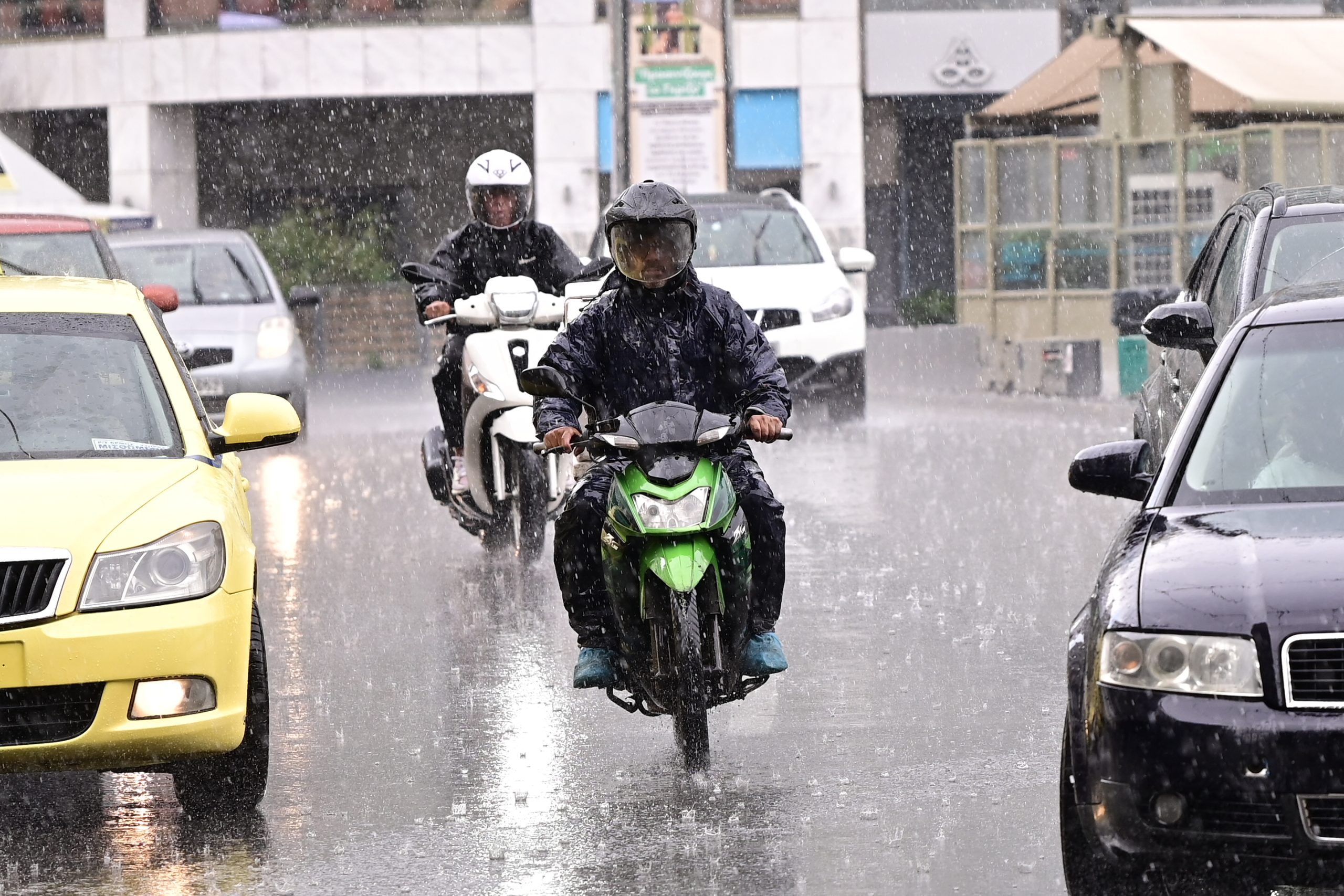 Κακοκαιρία και εργασία: Πώς προστατεύονται οι εργαζόμενοι – Τι ισχύει για ωράρια, τηλεργασία και μισθούς