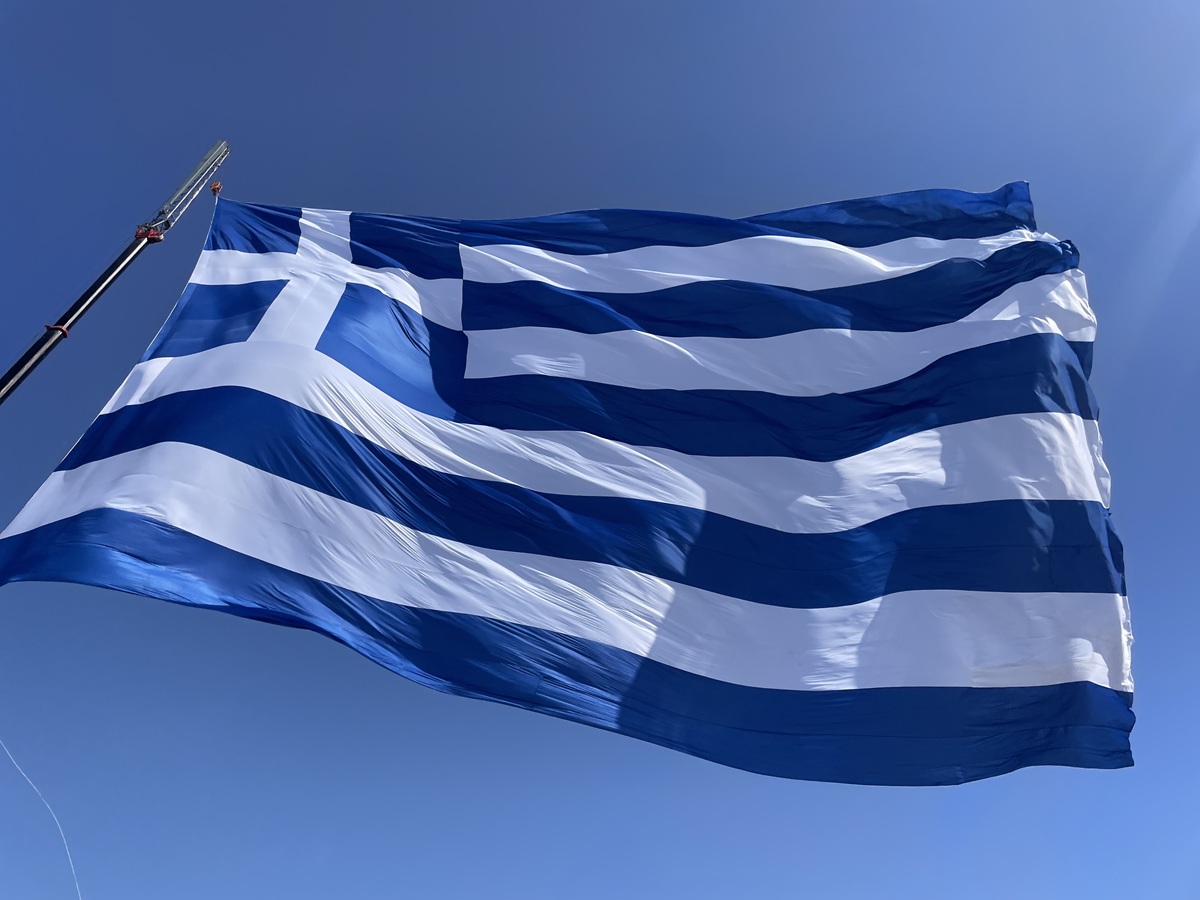 Η μεγαλύτερη ελληνική σημαία των 1.440 τ.μ. «έντυσε» στα γαλανόλευκα το λιμάνι του Ηρακλείου