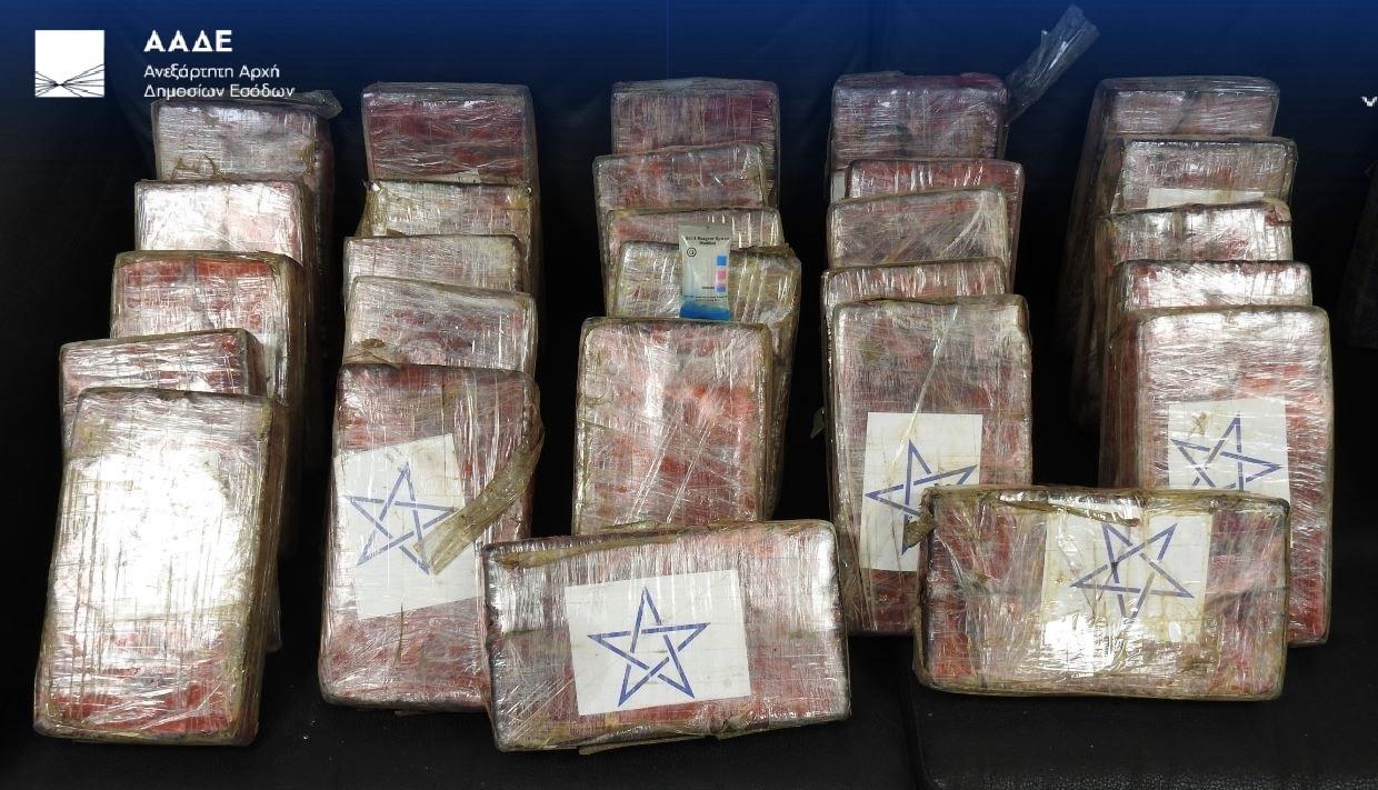 Μπανάνες με… κοκαΐνη εντόπισε και κατέσχεσε στον Πειραιά η ΑΑΔΕ
