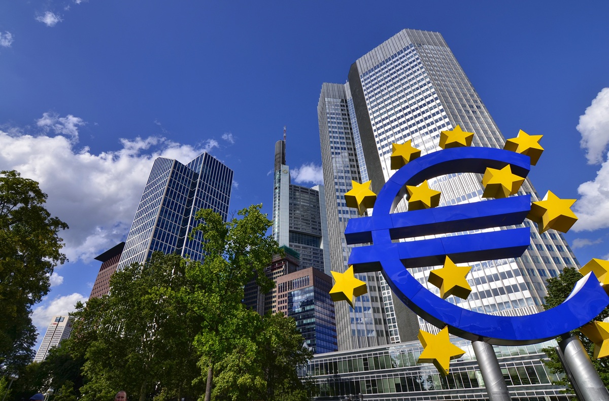 Έρευνα Bloomberg: «Παγώνουν» στο 2% τα επιτόκια της ΕΚΤ ως το 2027 – Πιθανή παραμένει νέα μείωση