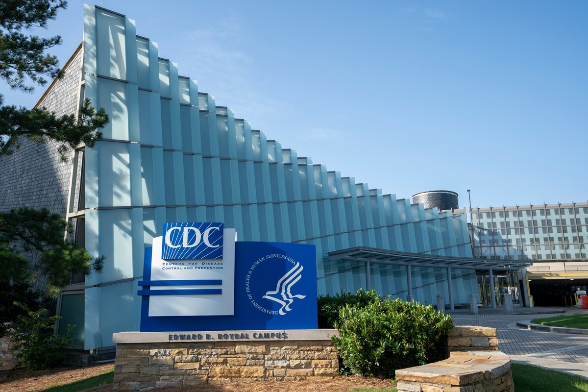 Κύμα απολύσεων στο CDC από την κυβέρνηση Τραμπ – Ποιοι είναι οι «ντετέκτιβ ασθενειών» που απομακρύνθηκαν