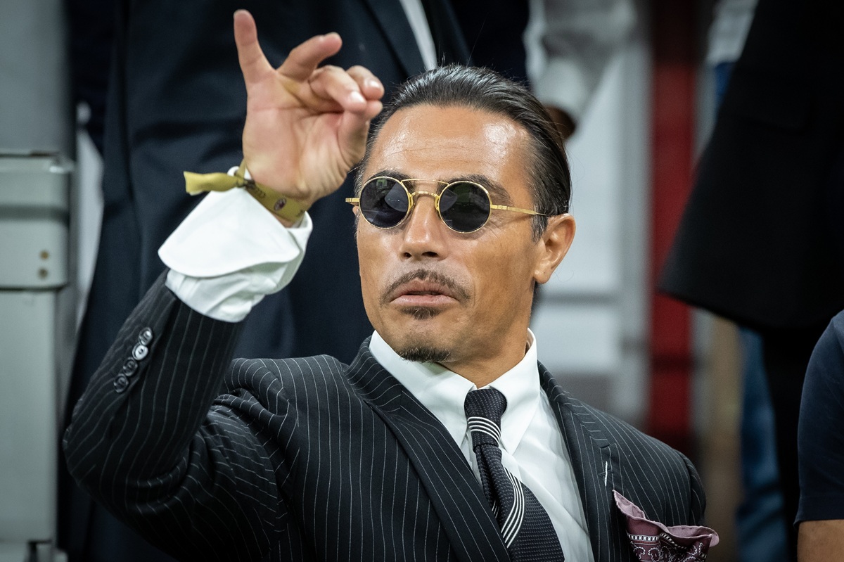 Salt Bae: Πώς η αυτοκρατορία της «χρυσής» μπριζόλας καταρρέει