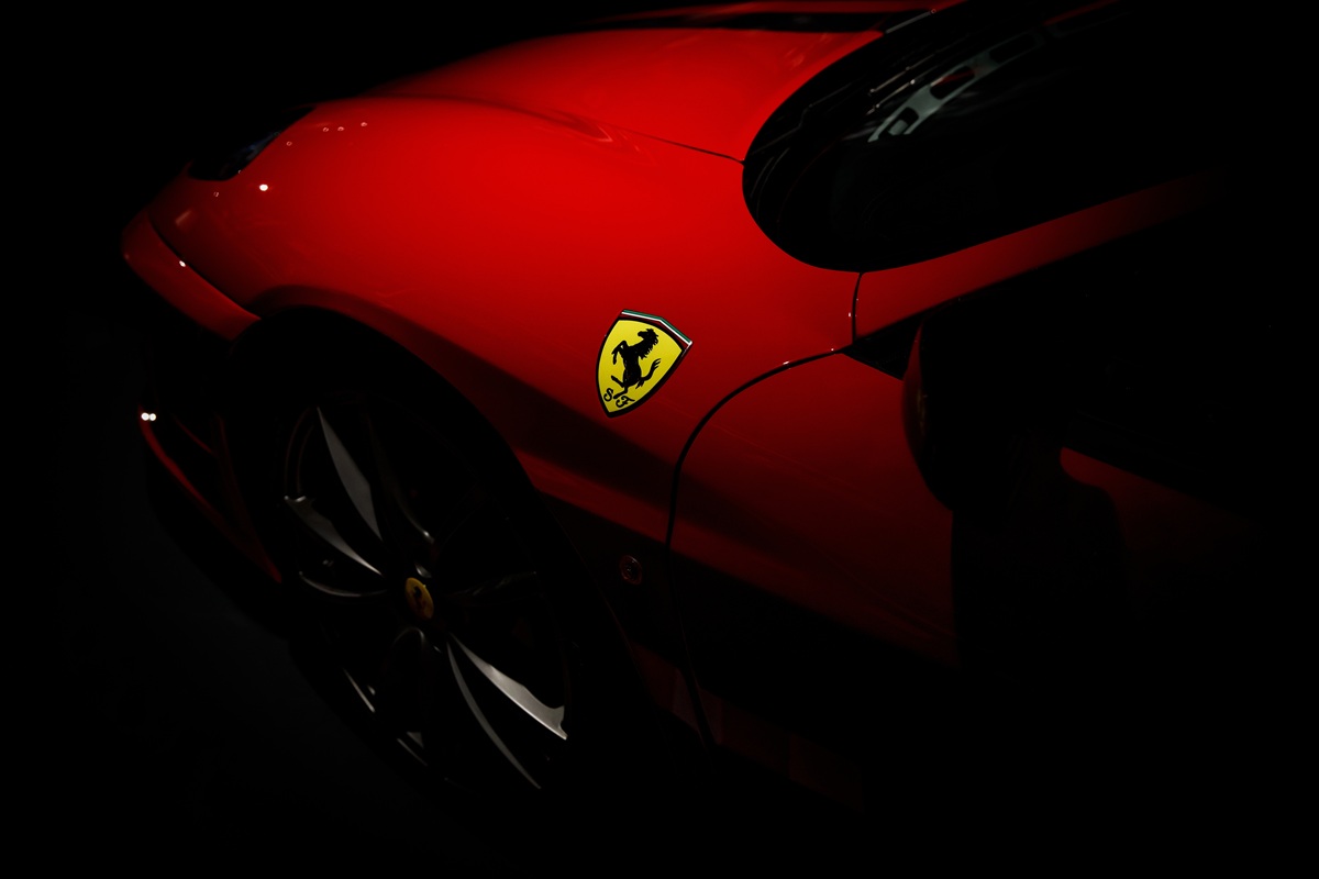 Η χειρότερη ημέρα στην ιστορία της Ferrari: Οι επενδυτές «φρενάρουν» την ηλεκτρική μετάβαση