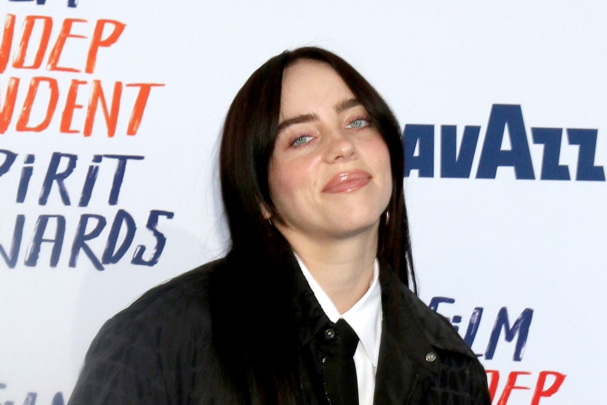 Η Billie Eilish «καρφώνει» τους δισεκατομμυριούχους: «Αν έχετε τόσα λεφτά, δώστε τα»