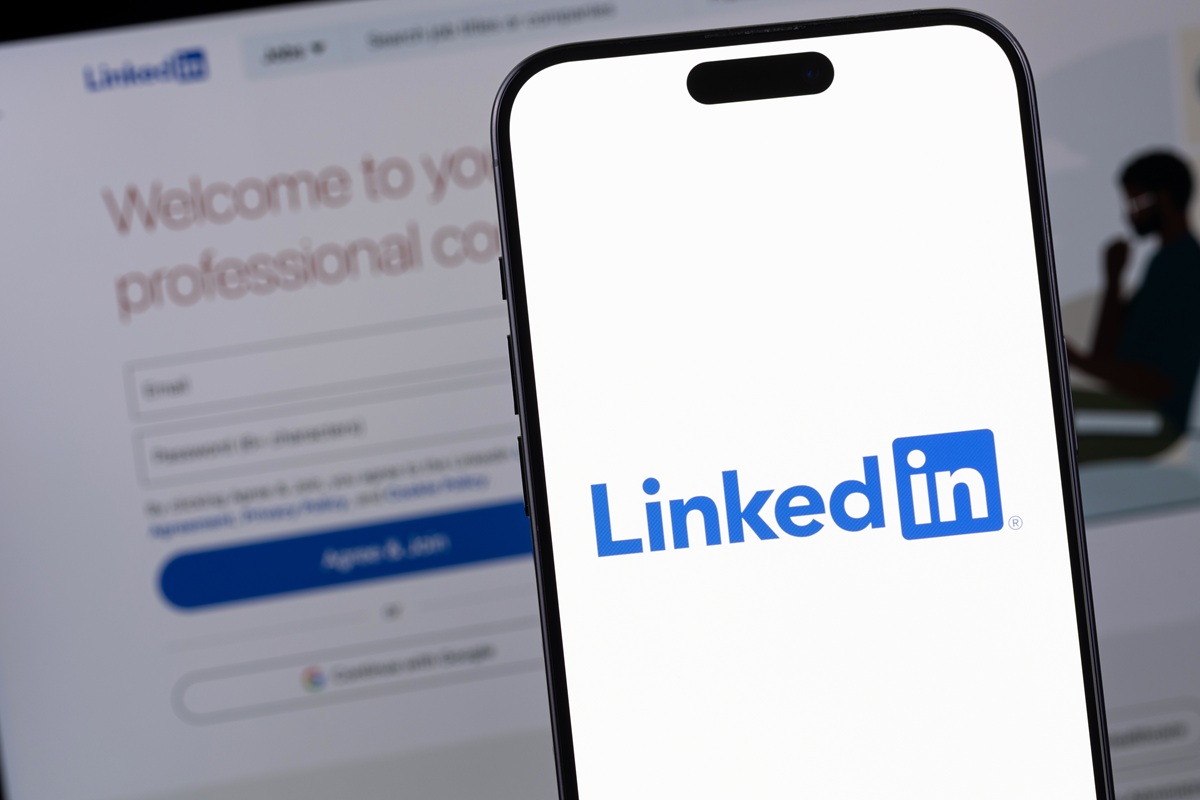 CEO LinkedIn: «Ξεχάστε τα πτυχία – Tο μέλλον ανήκει σε όσους μπορούν να χειρίζονται την τεχνητή νοημοσήνη»