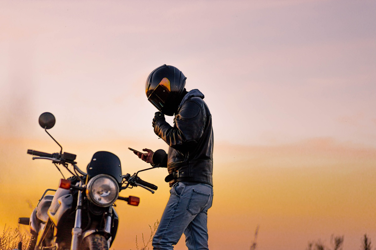 Γιατί οι μοτοσικλετιστές φοράνε πάντα δερμάτινα μπουφάν – δεν είναι μόνο για το στιλ