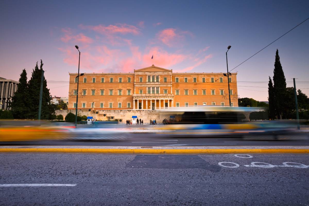 Φοροελαφρύνσεις και αυξήσεις αποδοχών: Ποιοι κερδίζουν από τον νέο οικονομικό σχεδιασμό