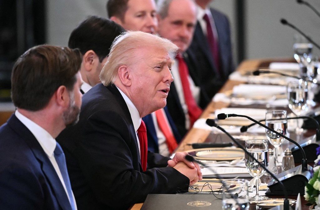 Δείπνο ισχύος στον Λευκό Οίκο: Ο Τραμπ φέρνει στο ίδιο τραπέζι τους ηγέτες της Wall Street