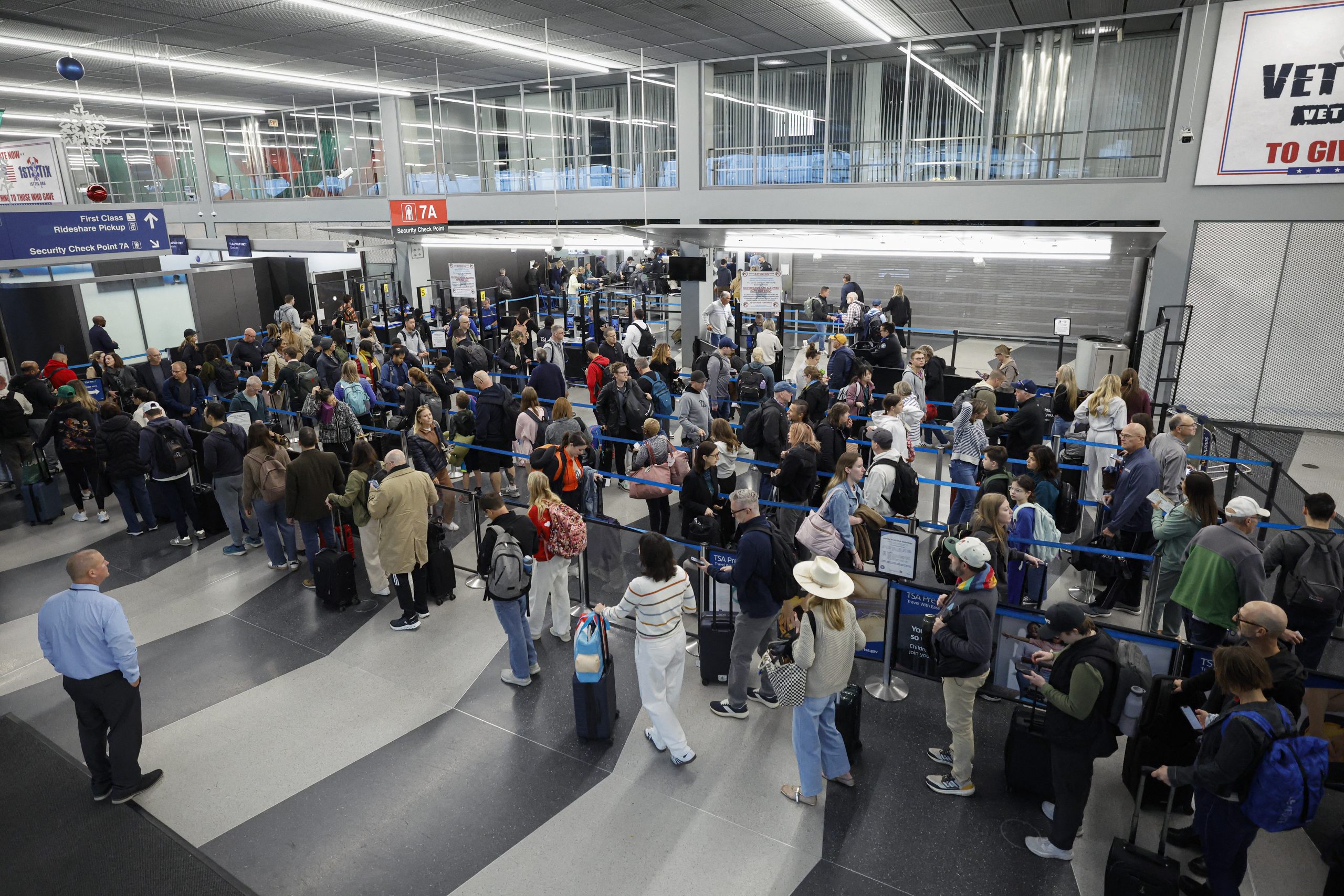 Χάος στα αεροδρόμια των ΗΠΑ: Μεγάλο κύμα ακυρώσεων πτήσεων λόγω shutdown