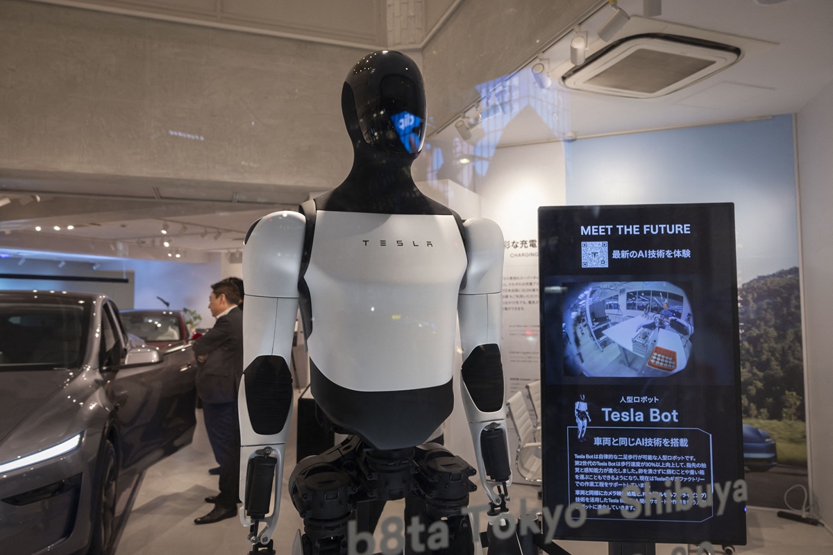 Σκουπίζουν, τρέχουν, χορεύουν για 8 ώρες: Πώς οι εργαζόμενοι της Tesla εκπαιδεύουν το ρομπότ Optimus