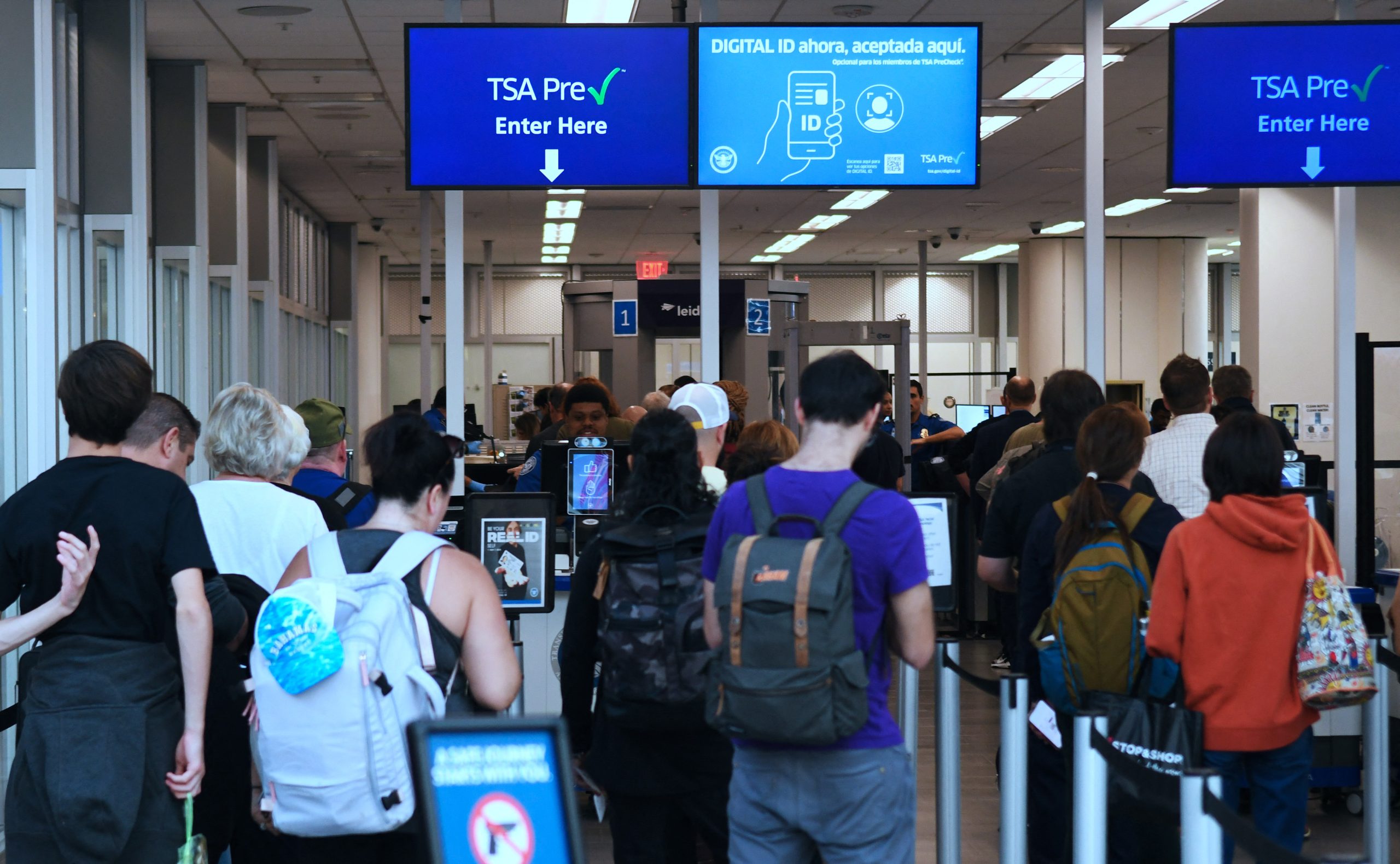 ΗΠΑ: Συνεχίζεται το χάος στις αερομεταφορές – Πάνω από 1.500 ακυρώσεις πτήσεων