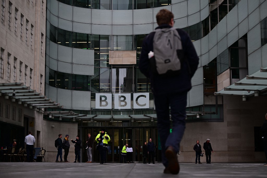 «Λάθη έγιναν»: Το παρασκήνιο πίσω από τις δύο παραιτήσεις που βυθίζουν το BBC σε κρίση