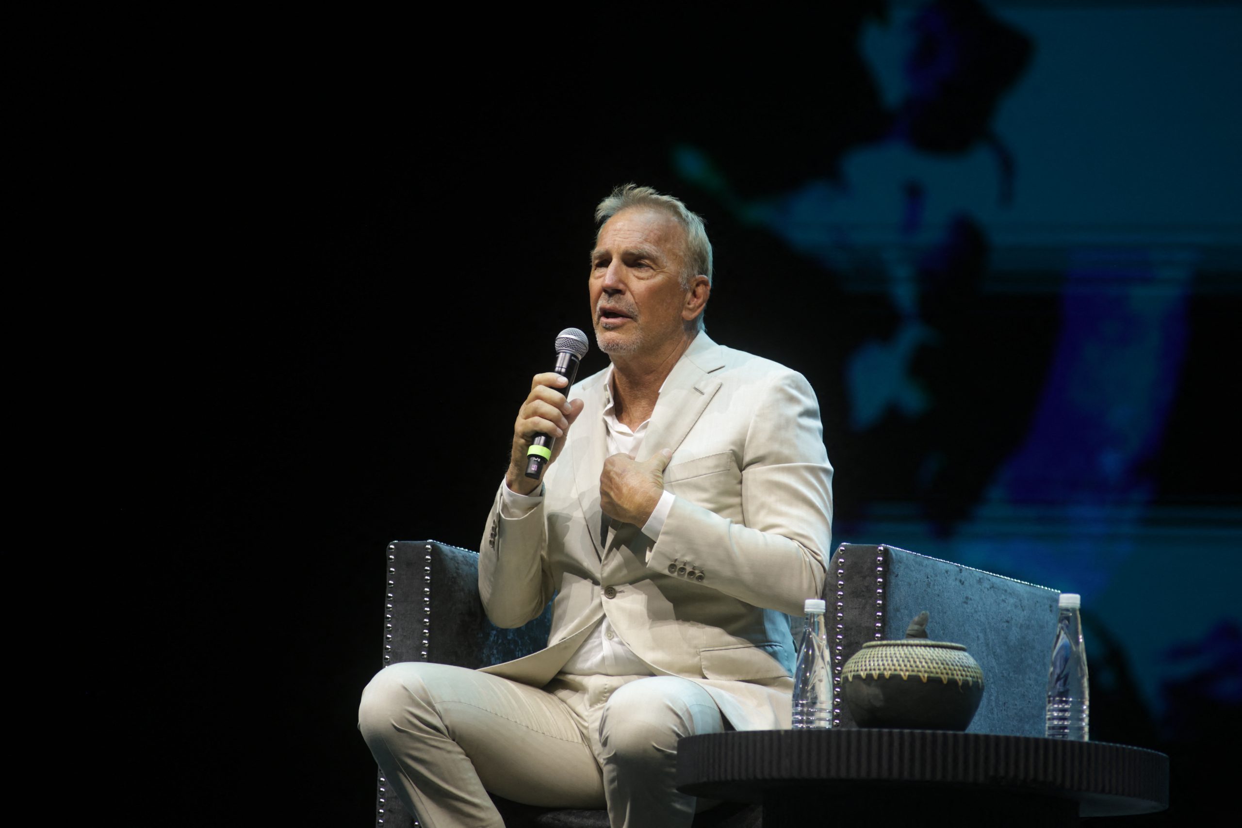 Ο Κέβιν Κόστνερ θα υποδυθεί τον Μπιλ Κλίντον σε νέα τηλεοπτική σειρά