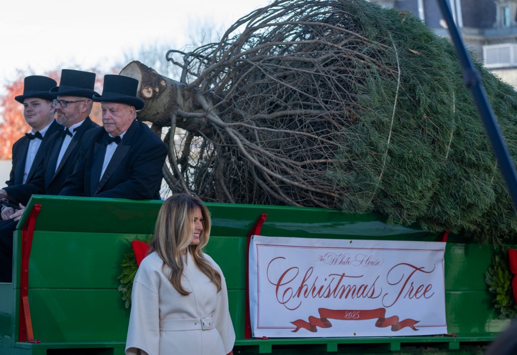 Η Μελάνια Τραμπ υποδέχεται το επίσημο χριστουγεννιάτικο δέντρο στον Λευκό Οίκο