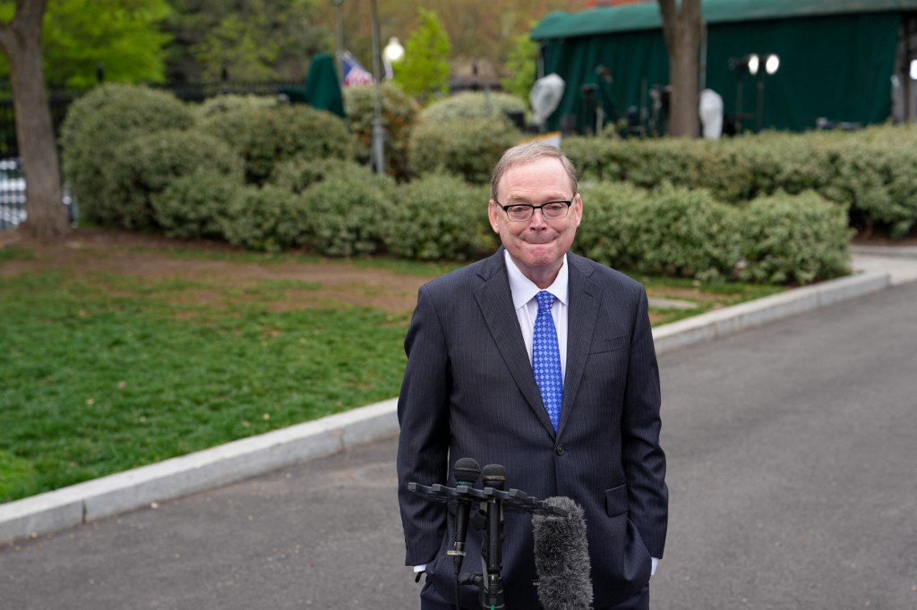 Κέβιν Χάσετ: Ποιος είναι το απόλυτο φαβορί του Τραμπ για την προεδρία της Fed
