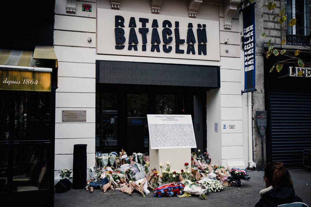 Παρίσι: 10 χρόνια μετά το Μπατακλάν – Συγκίνηση στις τελετές μνήμης για τους 132 νεκρούς 