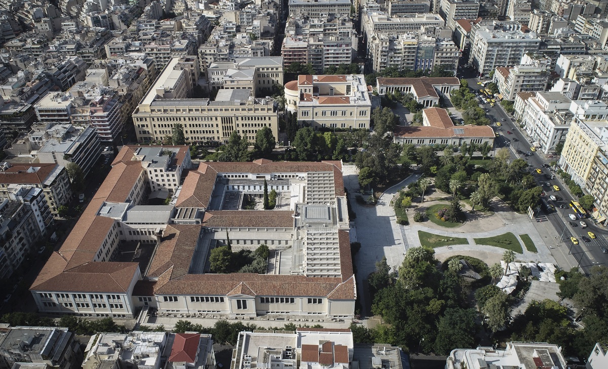 Άνοιξε το Πολυτεχνείο για τον εορτασμό της 52ης επετείου – Κυκλοφοριακές ρυθμίσεις στο κέντρο της Αθήνας