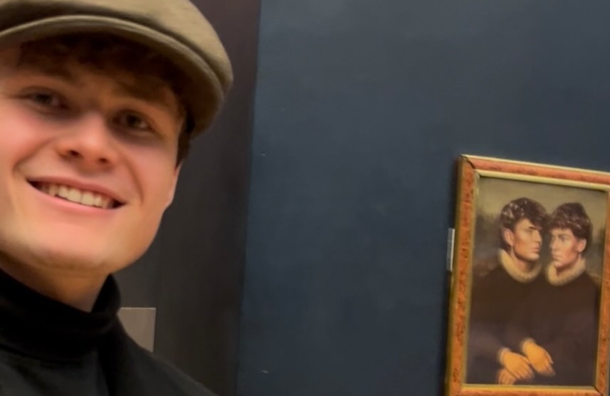 Λούβρο: Βέλγοι TikTokers κρέμασαν δικό τους πίνακα δίπλα στη Μόνα Λίζα