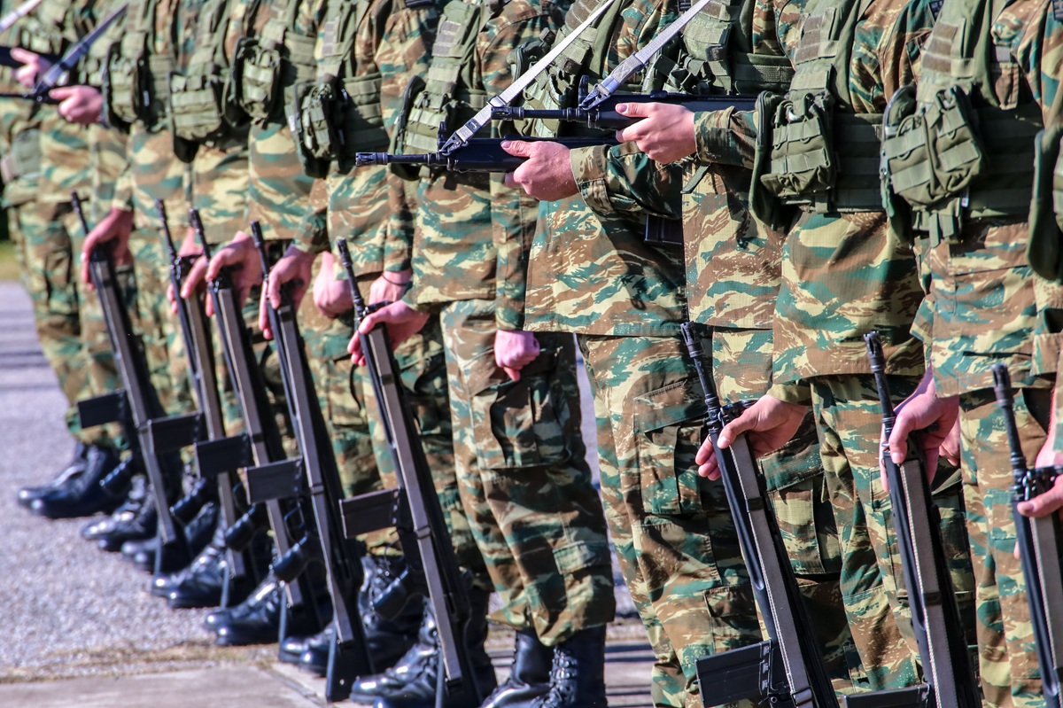 Νέο μισθολόγιο ενστόλων: Αυξήσεις και αναδρομικά τριών μηνών πριν τις γιορτές