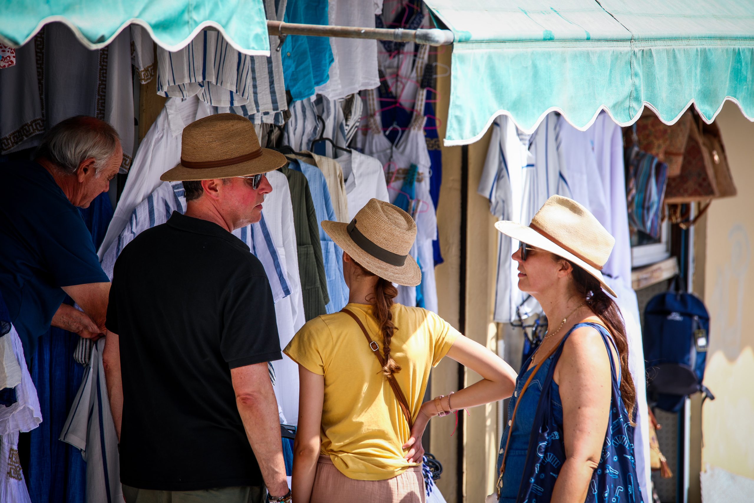 Οι τουρίστες ψωνίζουν ελληνικά: Ποια προϊόντα γεμίζουν τα καλάθια τους