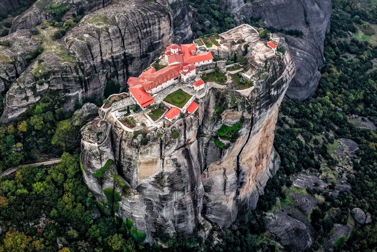 Προς νέα ρεκόρ ο ελληνικός τουρισμός το 2025 – Οι νέες ταξιδιωτικές τάσεις και ο ρόλος της Τεχνητής Νοημοσύνης