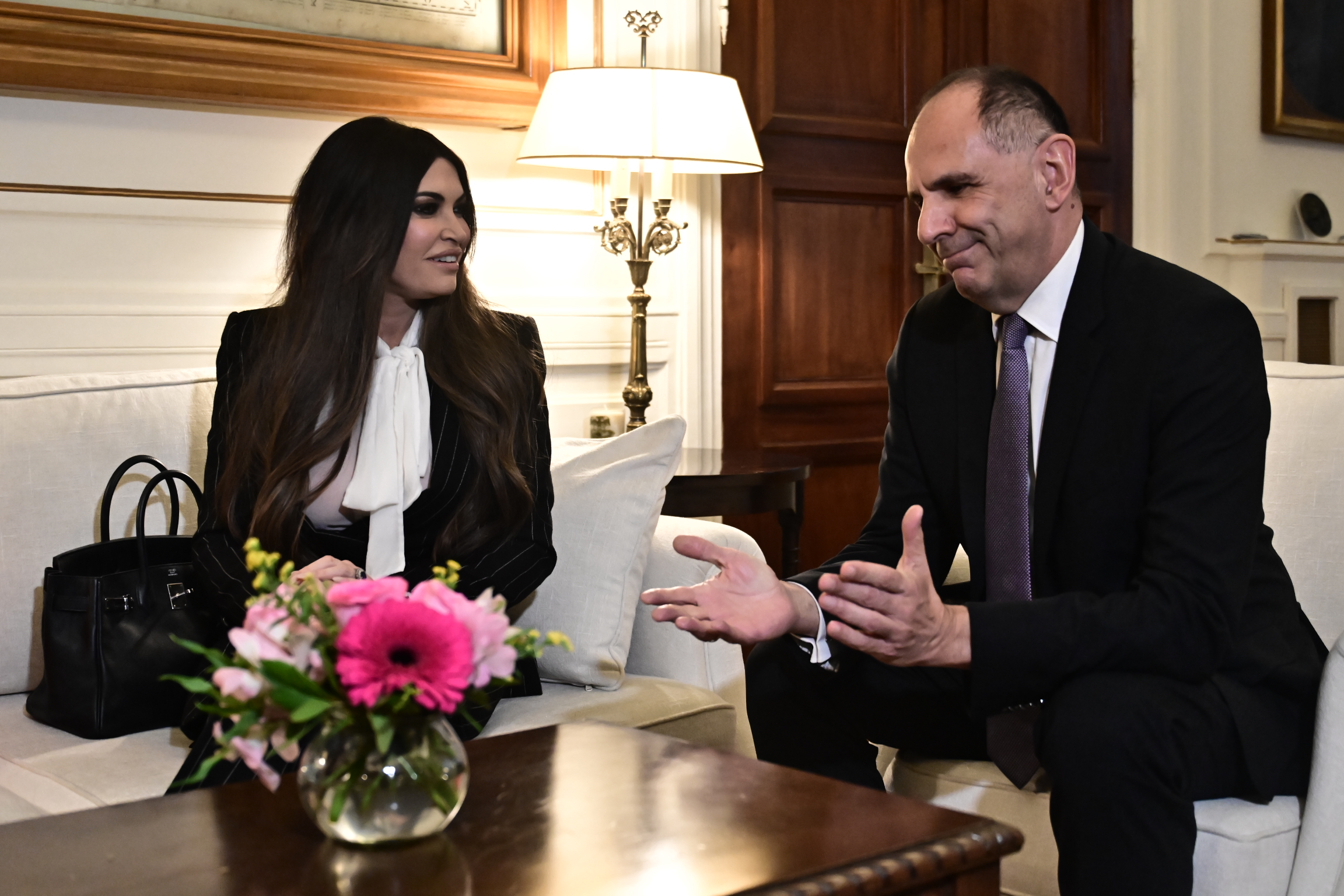 Κίμπερλι Γκιλφόιλ: Επίσημη πρώτη για τη νέα πρέσβη των ΗΠΑ – «Πέρασα τρομερό μήνα του μέλιτος σε Μύκονο και Σαντορίνη»