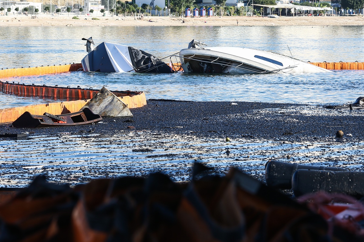 Φωτιά στη Μαρίνα Ζέας: Βυθίστηκαν τέσσερα πολυτελή σκάφη 